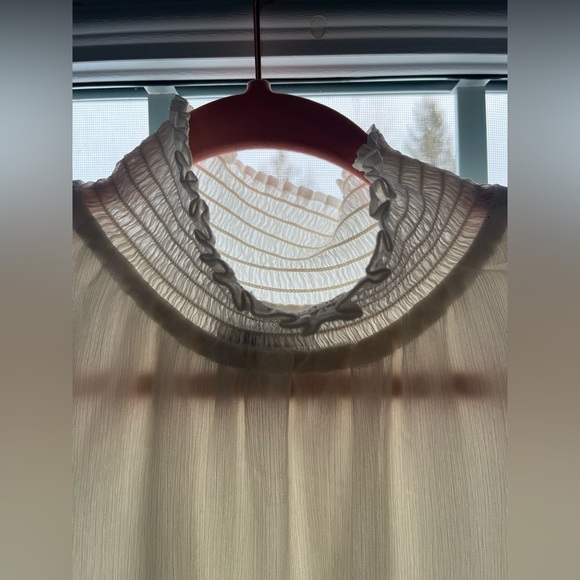 Beautiful Pretty Feminine Blouse - Picture 1 of 6